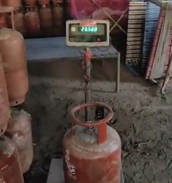 ਗੈਸ ਚੋਰੀ ਕਰਕੇ ਘੱਟ ਭਾਰ ਵਾਲੇ ਸਿਲੰਡਰ ਦੇਣ ਦੀ ਠੱਗੀ ਦੀ ਵੀਡੀਓ ਵਾਇਰਲ, ਮਚਿਆ ਹੜਕੰਪ