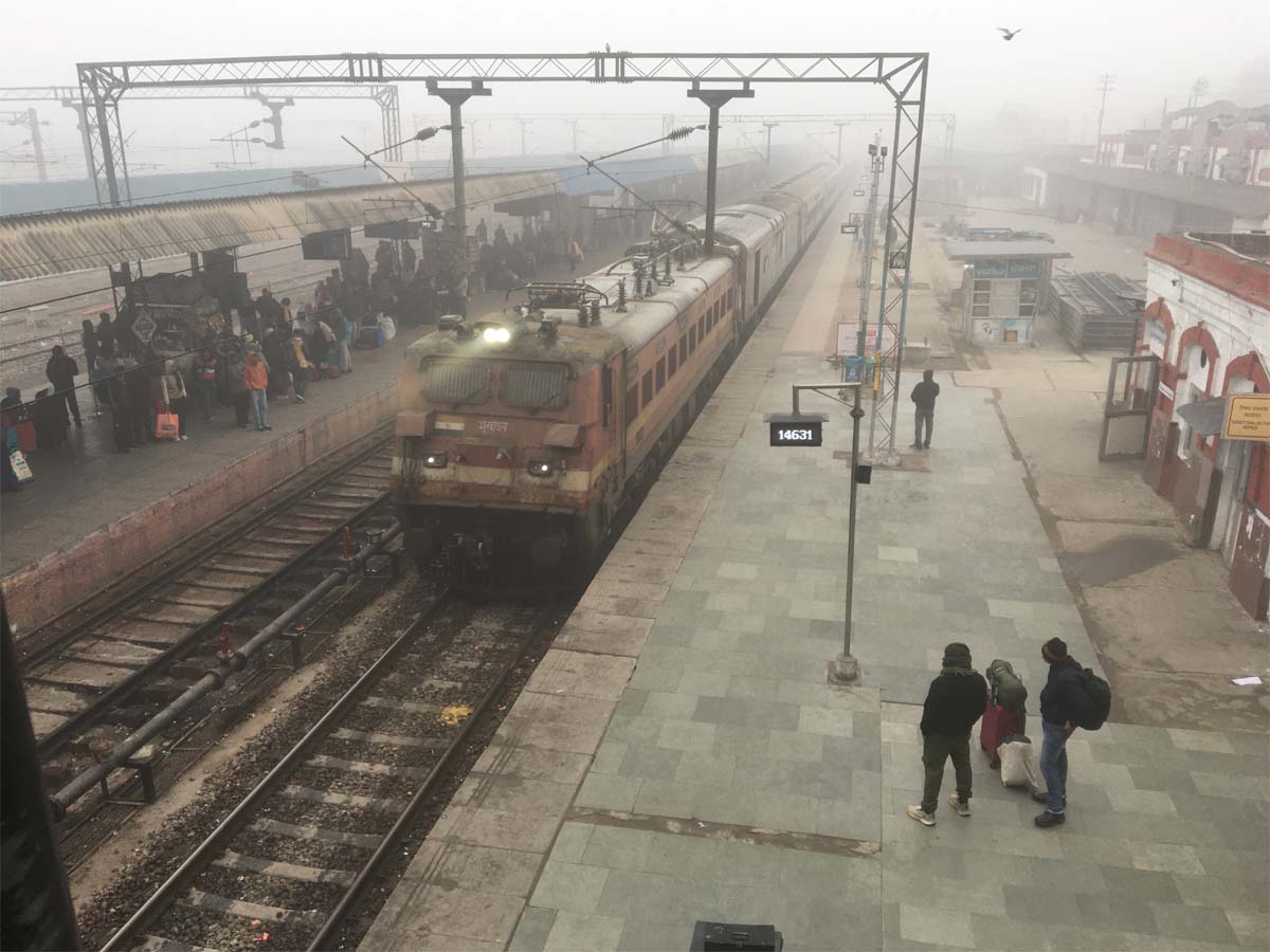 ਭਾਰੀ ਠੰਡ ’ਚ ਟ੍ਰੇਨਾਂ ਦੀ ਦੇਰੀ ਤੋਂ ਯਾਤਰੀ ਪ੍ਰੇਸ਼ਾਨ : ਜੰਮੂਤਵੀ ਸਾਢੇ 6, ਸ਼ਹੀਦ, ਵੈਸ਼ਨੋ ਦੇਵੀ ਐਕਸਪ੍ਰੈੱਸ ਤੇ ਮਾਲਵਾ 3-3 ਘੰਟੇ ਲੇਟ