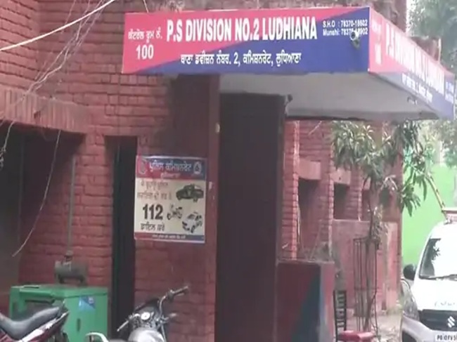 ਪੁਲਸ ਦੀ ਗ੍ਰਿਫ਼ਤ ''ਚੋਂ ਭੱਜਿਆ ਮੁਲਜ਼ਮ, ਹਥਕੜੀ ਛੁਡਾ ਕੇ ਚਲਦੀ ਗੱਡੀ ''ਚੋਂ ਛਾਲ ਮਾਰ ਹੋਇਆ ਫ਼ਰਾਰ