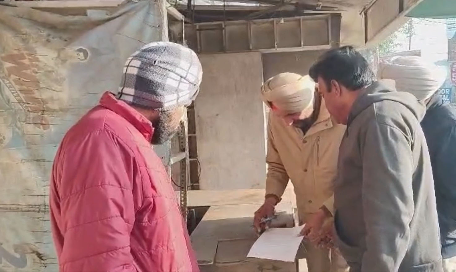 ਇਕੋ ਰਾਤ ''ਚ ਚੋਰਾਂ ਨੇ ਤਿੰਨ ਦੁਕਾਨਾਂ ਨੂੰ ਬਣਾਇਆ ਨਿਸ਼ਾਨਾ, ਦੁਕਾਨਦਾਰਾਂ ਨੇ ਸੁਰੱਖਿਆ ''ਤੇ ਚੁੱਕੇ ਸਵਾਲ