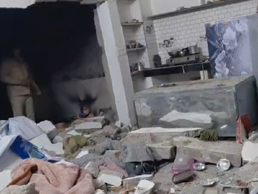 ਆਰੀਆ ਸਮਾਜ ਸਕੂਲ ''ਚ ਜ਼ੋਰਦਾਰ ਧਮਾਕਾ, ਢਹਿ-ਢੇਰੀ ਹੋਇਆ ਸਕੂਲ ਦਾ ਇਕ ਹਿੱਸਾ