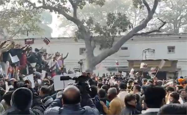 delhi  bjp leader  atishi  protest  aap headquarters