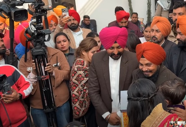 ਲੋਕ ਕਲਾਕਾਰ ਪਾਲ ਸਿੰਘ ਸਮਾਓ ਨੇ ਮਨਾਈ ਧੀ ਦੀ ਪਹਿਲੀ ਲੋਹੜੀ, ਖੂਬਸੂਰਤ ਵੀਡੀਓ ਵਾਇਰਲ