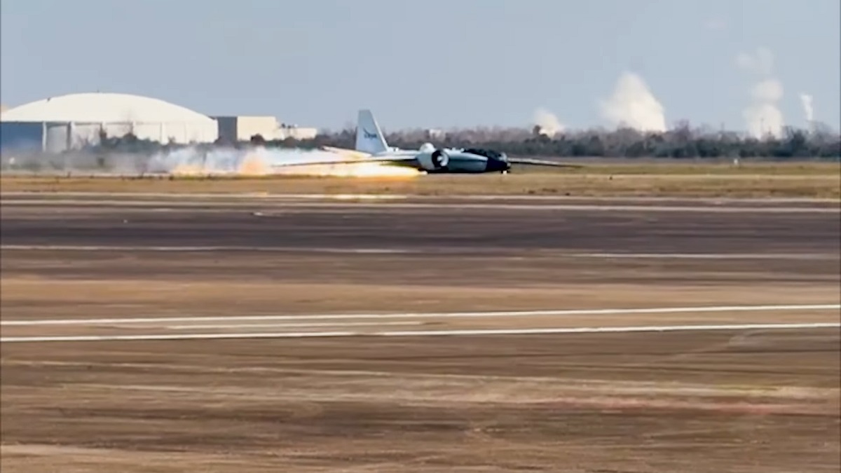 ਲੈਂਡਿੰਗ ਸਮੇਂ ਨਹੀਂ ਨਿਕਲੇ ਜਹਾਜ਼ ਦੇ ਟਾਇਰ, ਗਿਅਰ ਹੋ ਗਿਆ ਜਾਮ ! ਉੱਤਰਦਿਆਂ ਹੀ ਲੱਗ ਗਈ ਅੱਗ, ਫ਼ਿਰ...