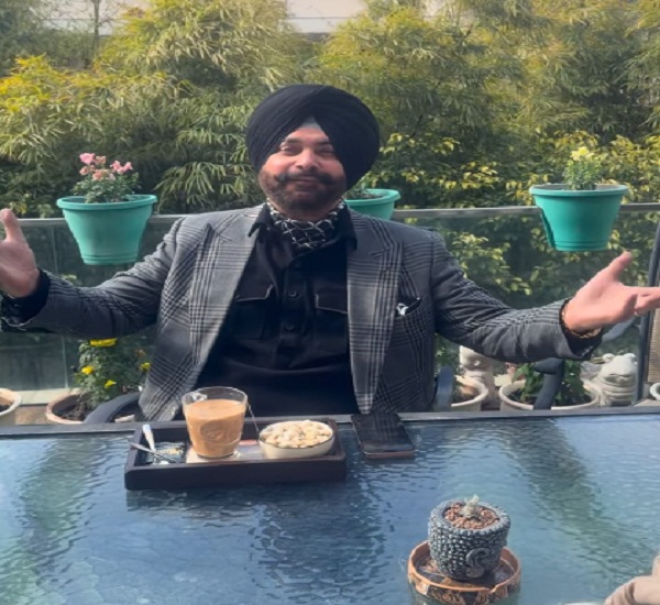 ''ਜੋ ਨਹੀਂ ਮਿਲਾ ਉਸੇ ਦਫ਼ਾ ਕੀਜੀਏ...'', ਸ਼ਾਇਰਾਨਾ ਅੰਦਾਜ਼ ''ਚ ਨਵਜੋਤ ਸਿੱਧੂ ਨੇ ਦਿਖਾਈ ਨਾਰਾਜ਼ਗੀ (ਵੀਡੀਓ)