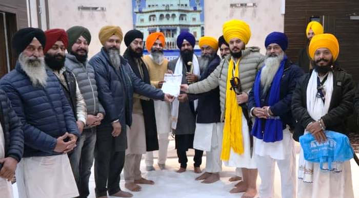 ਗੁਰੂ ਦੀ ਹਜ਼ੂਰੀ ’ਚ ਬੈਂਚ ’ਤੇ ਲੱਤਾਂ ਲਟਕਾ ਕੇ ਹੁਕਮਨਾਮੇ ਦੀ ਤੌਹੀਨ ਕਰਨ ਵਾਲਿਆਂ ਖ਼ਿਲਾਫ਼ ਜਥੇਦਾਰ ਨੂੰ ਲਿਖੀ ਚਿੱਠੀ