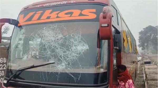passengers riot in jalandhar  tourist bus going from jammu to delhi vandalized
