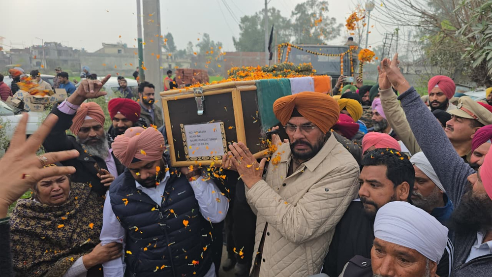 ਸ਼ਹੀਦ ਪਰਗਟ ਸਿੰਘ ਦੇ ਸਸਕਾਰ ''ਚ ਪਹੁੰਚੇ ਕੁਲਦੀਪ ਸਿੰਘ ਧਾਲੀਵਾਲ, ਅਰਥੀ ਨੂੰ ਦਿੱਤਾ ਮੋਢਾ