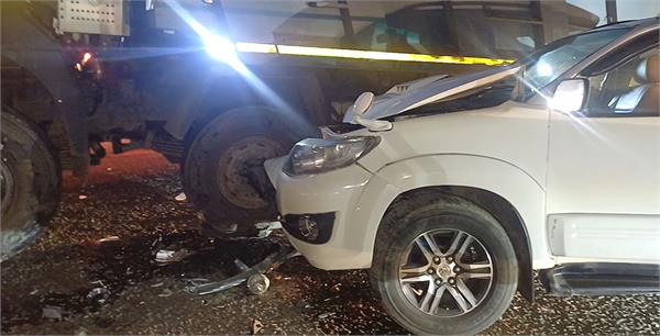 fortuner car collides with tipper