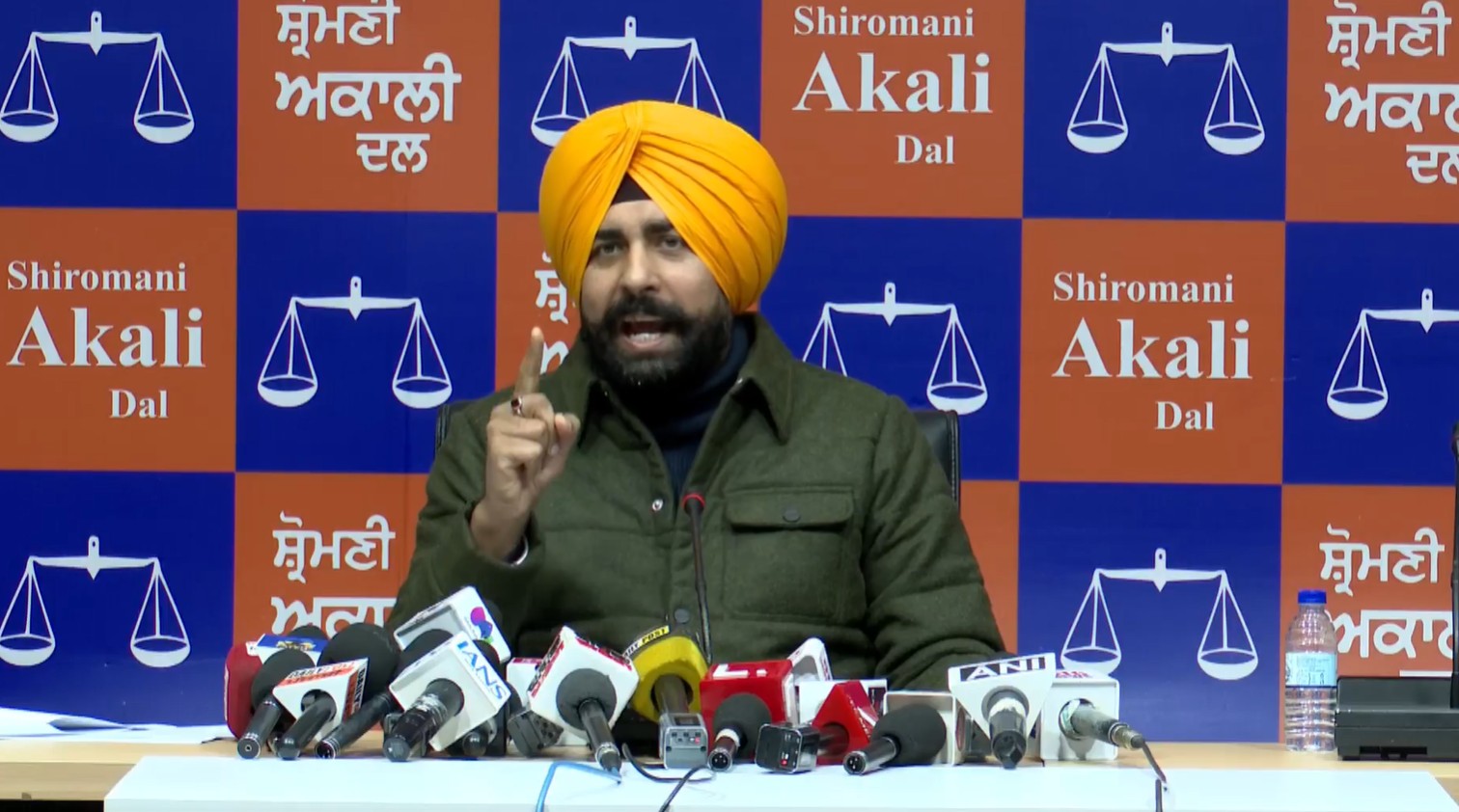 ਗੈਂਗਸਟਰਾਂ ਨਾਲ ਹੱਥ ਮਿਲਾ ਰਹੀ ''ਆਪ'' ਸਰਕਾਰ! ਸ਼੍ਰੋਮਣੀ ਅਕਾਲੀ ਦਲ ਨੇ ਸਬੂਤ ਪੇਸ਼ ਕਰਦਿਆਂ ਕੀਤਾ ਵੱਡਾ ਖ਼ੁਲਾਸਾ