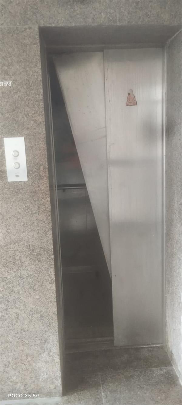 jalandhar municipal corporation  s lift has been broken for several months