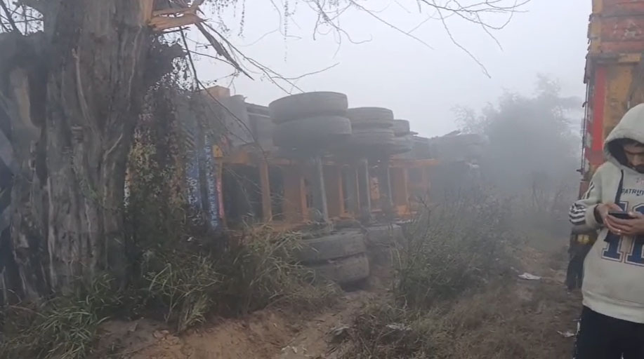 ਪੰਜਾਬ ''ਚ ਸੰਘਣੀ ਧੁੰਦ ਕਾਰਨ ਵਾਪਰਿਆ ਸੜਕ ਹਾਦਸਾ, ਬਜਰੀ ਨਾਲ ਲੱਦਿਆ ਟਰੱਕ ਪਲਟਿਆ