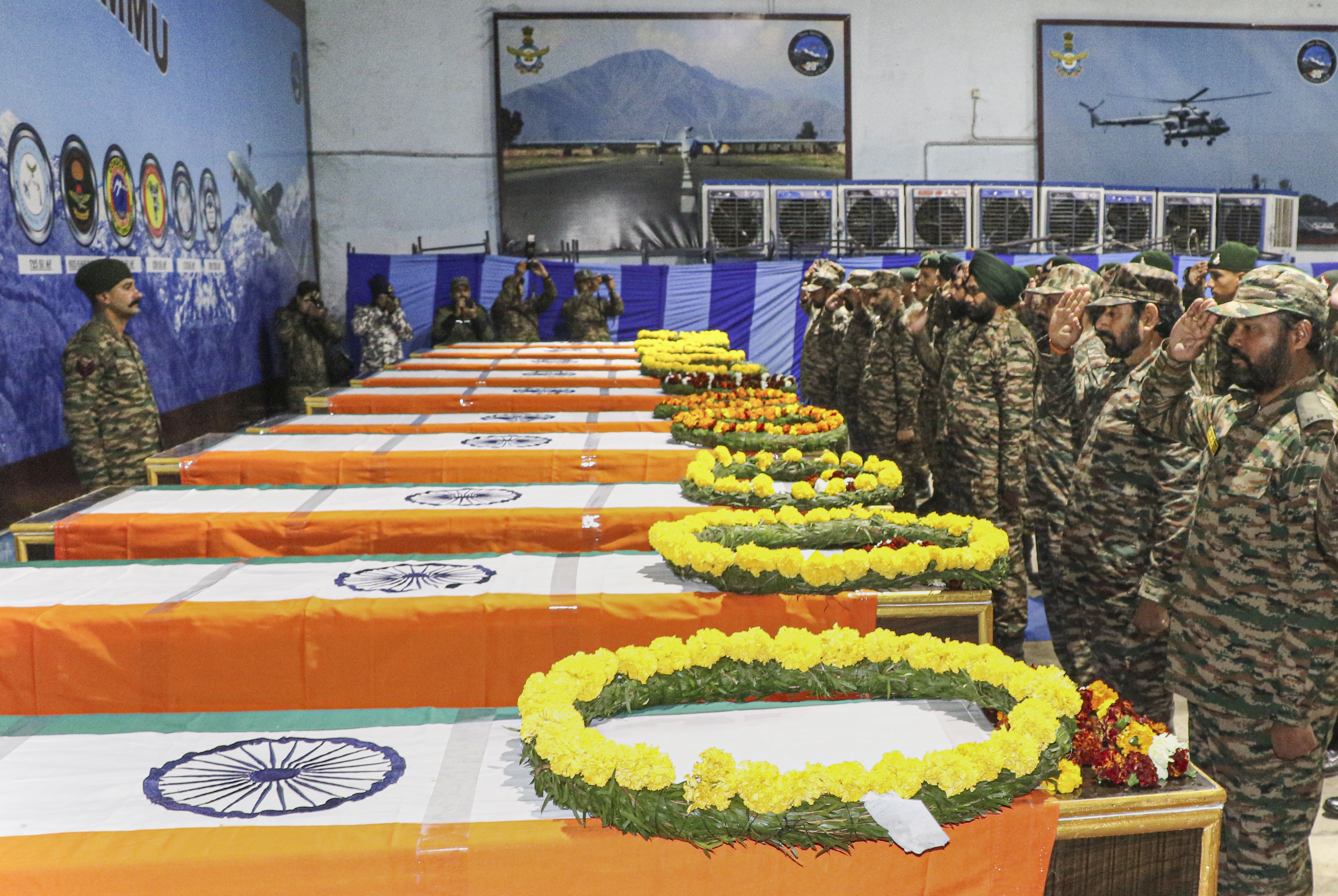 ਜੰਮੂ ਸੜਕ ਹਾਦਸੇ ''ਚ ਸ਼ਹੀਦ ਹੋਏ 10 ਜਵਾਨ, ਫੁੱਲ ਮਾਲਾਵਾਂ ਭੇਟ ਕਰ ਦਿੱਤੀ ਸ਼ਰਧਾਂਜਲੀ