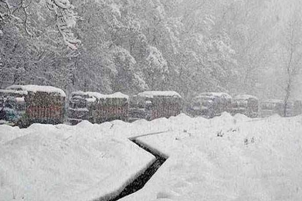 ਕਸ਼ਮੀਰ ''ਚ ਠੰਢ ਦਾ ਕਹਿਰ ਤੇਜ਼, ਕਈ ਜ਼ਿਲ੍ਹਿਆਂ ''ਚ ਤਾਪਮਾਨ ਜ਼ੀਰੋ ਤੋਂ ਹੇਠਾਂ