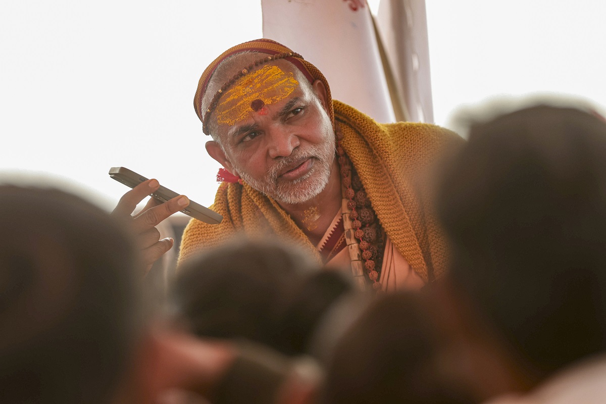 ਮਾਘ ਮੇਲੇ ''ਚ ਪੁਲਸ ਨਾਲ ਝੜਪ ਮਗਰੋਂ ਭੁੱਖ-ਹੜਤਾਲ ''ਤੇ ਬੈਠੇ ਸ਼ੰਕਰਾਚਾਰੀਆ ਸਵਾਮੀ