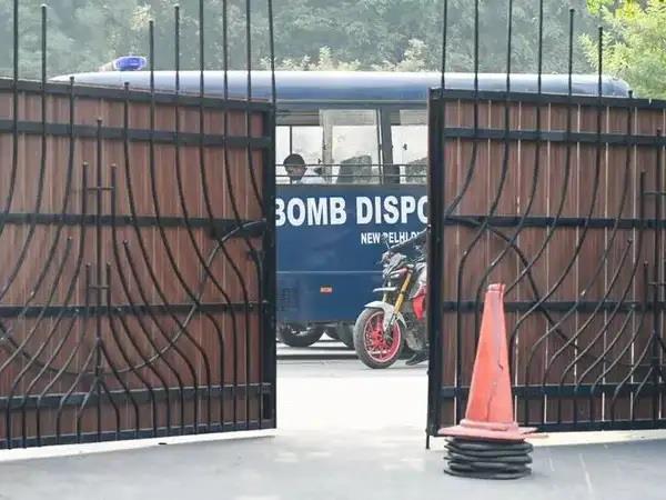 gujarat  schools  bomb  threat  police