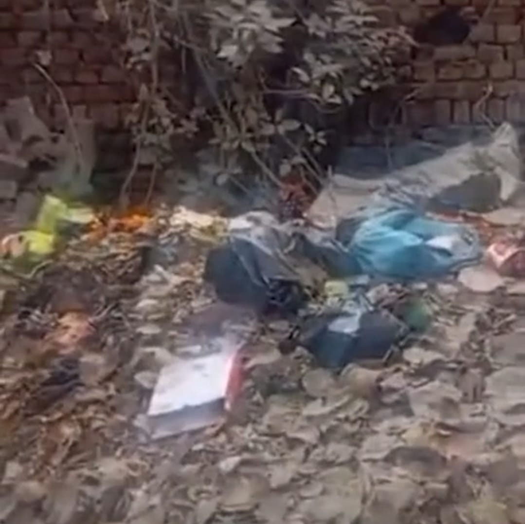 ਮੰਦਰ ਨੇੜੇ ਵਾਪਰੀ ਬੇਅਦਬੀ ਦੀ ਘਟਨਾ, ਕੂੜੇ ’ਚ ਮਿਲੀਆਂ ਧਾਰਮਿਕ ਤਸਵੀਰਾਂ