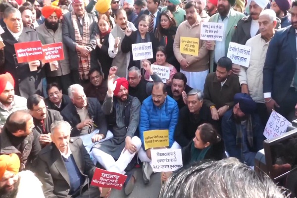 ''ਪੰਜਾਬ ਠੇਕੇ ''ਤੇ ਦਿੱਲੀ ਵਾਲਿਆਂ ਨੂੰ ਦਿੱਤਾ'', ਪੰਜਾਬ ਸਰਕਾਰ ਖ਼ਿਲਾਫ਼ ਭਾਜਪਾ ਦਾ ਵੱਡਾ ਪ੍ਰਦਰਸ਼ਨ (ਵੀਡੀਓ)