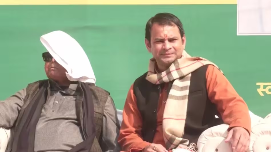 ਤੇਜ ਪ੍ਰਤਾਪ ਦੀ ਦਹੀਂ-ਚੂੜਾ ਦਾਅਵਤ ''ਤੇ ਪੁੱਜੇ ਲਾਲੂ ਪ੍ਰਸਾਦ ਯਾਦਵ, ਕਿਹਾ, "ਪੁੱਤ ਨਾਲ ਕੋਈ ਨਾਰਾਜ਼ ਨਹੀਂ..."