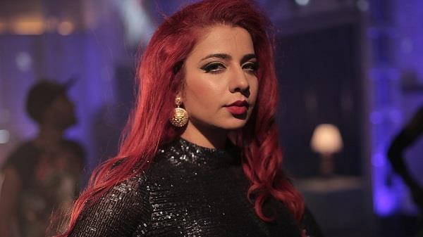 punjabi singer jasmine sandals pays homage at sri darbar sahib