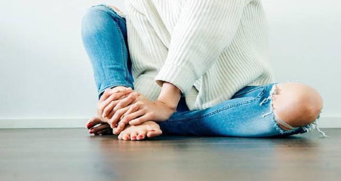 ਸਾਵਧਾਨ! ਕੀ ਤੁਹਾਨੂੰ ਵੀ ਰਾਤ ਨੂੰ ਹੁੰਦਾ ਹੈ ਪੈਰਾਂ ''ਚ ਤੇਜ਼ ਦਰਦ? ਸਰਜਨ ਨੇ ਦੱਸੇ ਇਹ 2 ਮੁੱਖ ਕਾਰਨ