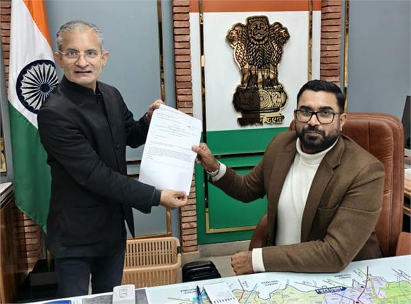 as lohri approaches  crowds gather at kite shops