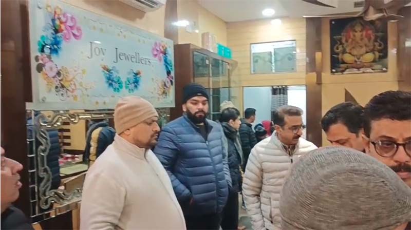 ਪੰਜਾਬ 'ਚ ਫਿਰ ਸੁਨਿਆਰੇ ਦੀ ਦੁਕਾਨ 'ਤੇ ਵੱਡਾ ਡਾਕਾ!  20 ਲੁਟੇਰਿਆਂ ਨੇ ਕੀਤੀ ਕਰੋੜਾਂ ਦੀ ਲੁੱਟ