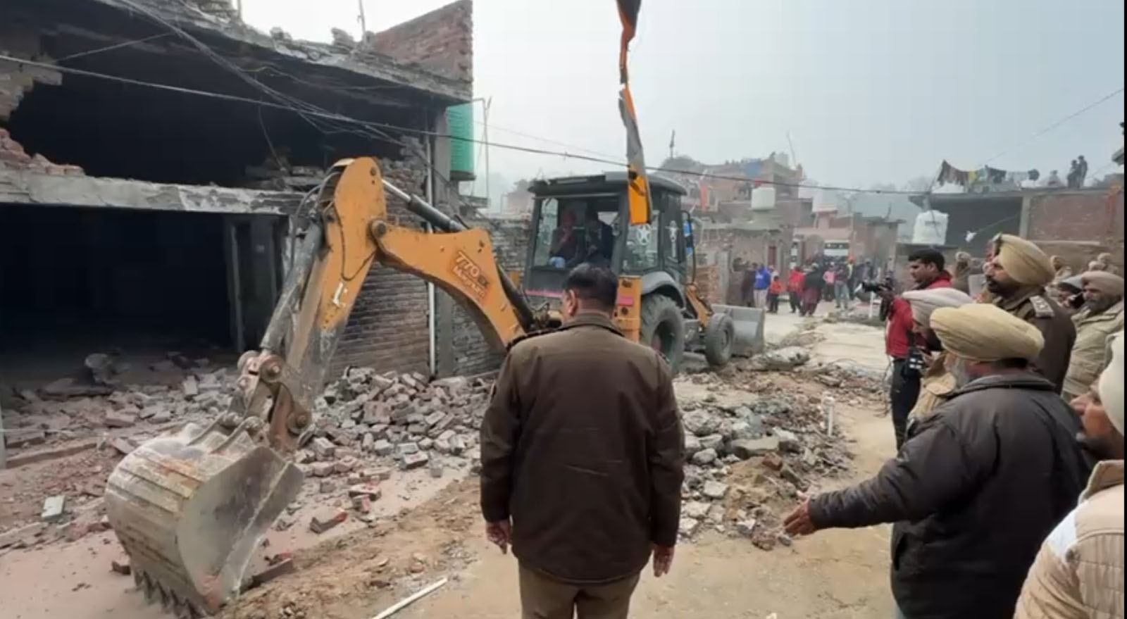 ਨਸ਼ਾ ਤਸਕਰ ਦੇ ਘਰ ''ਤੇ ਚੱਲਿਆ ਪੀਲਾ ਪੰਜਾ