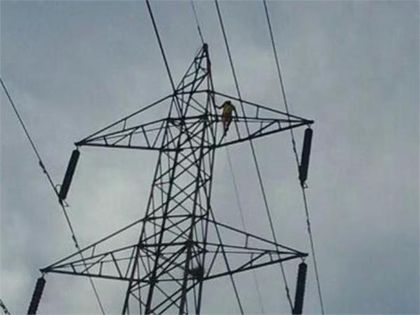 jharkhand man climbs 150 foot tall tower girlfriend