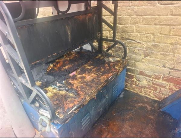 miscreants set fire to poor man  s e rickshaw
