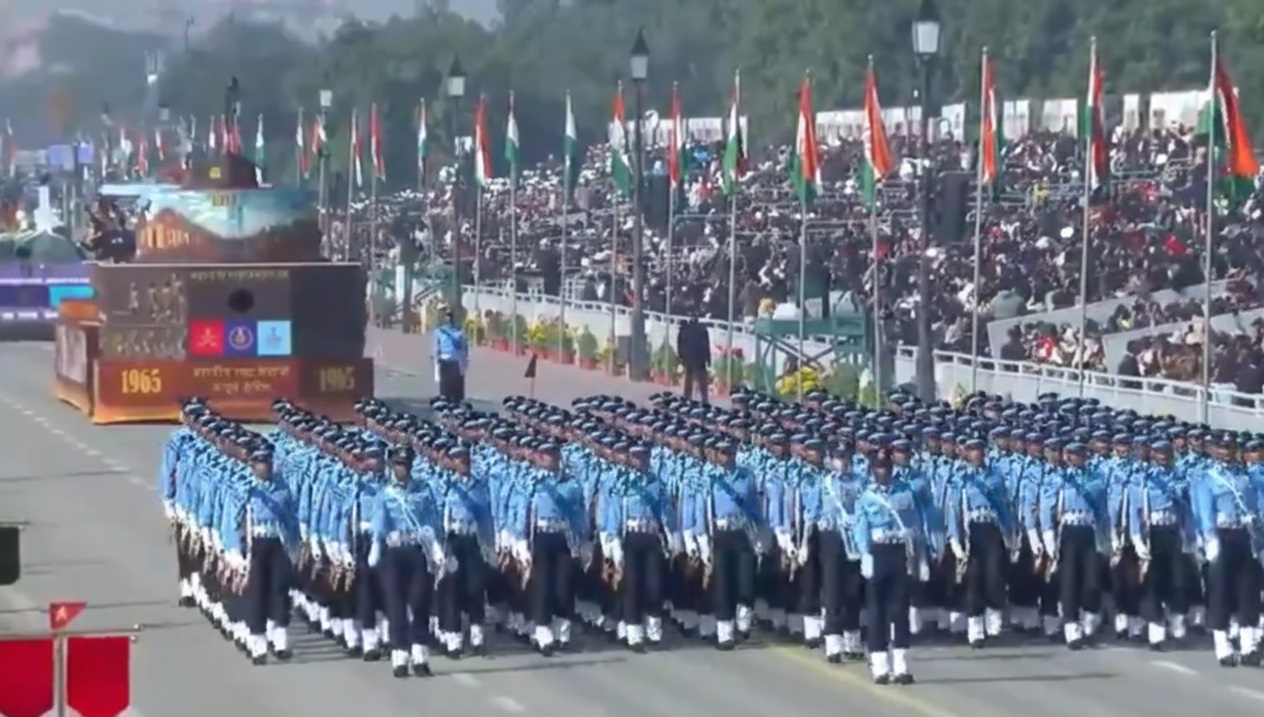 ਗਣਤੰਤਰ ਦਿਵਸ: ਕਰਤੱਵ ਪੱਥ ''ਤੇ ਹਵਾਈ ਸੈਨਾ ਦਾ ਸ਼ਕਤੀ ਪ੍ਰਦਰਸ਼ਨ, ''ਸਿੰਦੂਰ ਫਾਰਮੇਸ਼ਨ'' ਨੇ ਜਿੱਤਿਆ ਸਭ ਦਾ ਦਿਲ