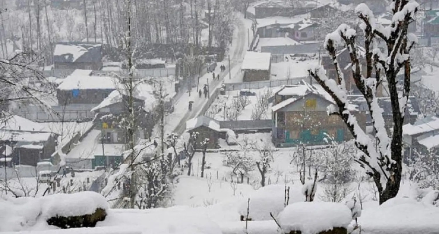 ਕਸ਼ਮੀਰ ''ਚ ਦਰਜ ਹੋਈ ਸੀਜ਼ਨ ਦੀ ਸਭ ਤੋਂ ਠੰਡੀ ਰਾਤ ! ਜੰਮਣ ਲੱਗਾ ਝੀਲਾਂ ਦਾ ਪਾਣੀ