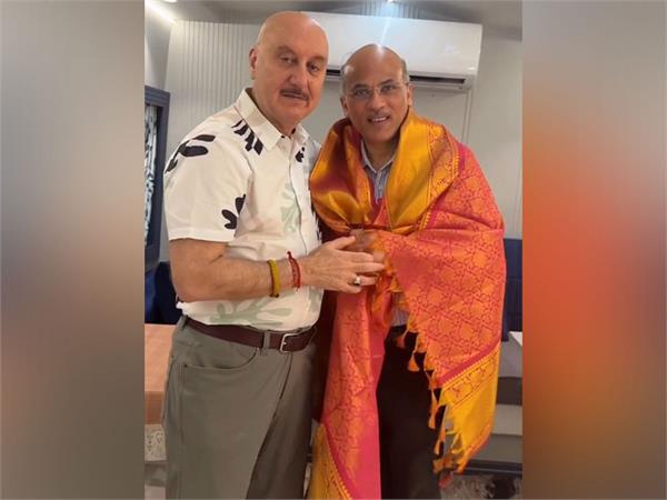 special guest arrives to meet anupam kher on the sets of sooraj barjatya