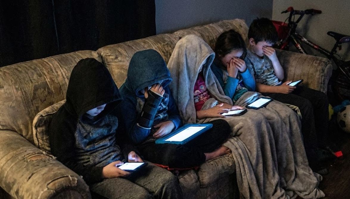 ਮੋਬਾਈਲ ਨੇ ਖਾ ਲਿਆ ਬਚਪਨ! ਸਮਾਰਟਫੋਨ ਬਣ ਰਿਹਾ ਬੱਚਿਆਂ ਦੀ ਸਿਹਤ ਦਾ ਸਭ ਤੋਂ ਵੱਡਾ ਦੁਸ਼ਮਣ