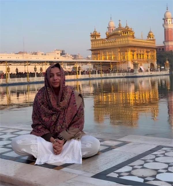 ਸ੍ਰੀ ਦਰਬਾਰ ਸਾਹਿਬ ਨਤਮਸਤਕ ਹੋਈ ਪੰਜਾਬੀ ਗਾਇਕਾ ਜੈਸਮੀਨ ਸੈਂਡਲਸ