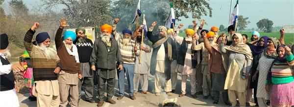 government  s effigies burnt over demand for release of farmer leaders