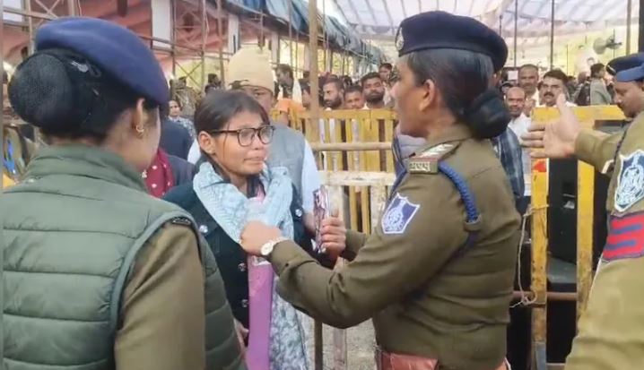 ਹੱਥ ਜੋੜ ਕੇ ਰੋਂਦੀ ਧੀ ਦੇ ਹੰਝੂਆਂ ਨੇ ਪਿਘਲਾਇਆ CM ਦਾ ਦਿਲ; ਹੁਣ ਡਾਕਟਰ ਬਣਨ ਦੇ ਸੁਪਨੇ ਨੂੰ ਲੱਗਣਗੇ ਖੰਭ