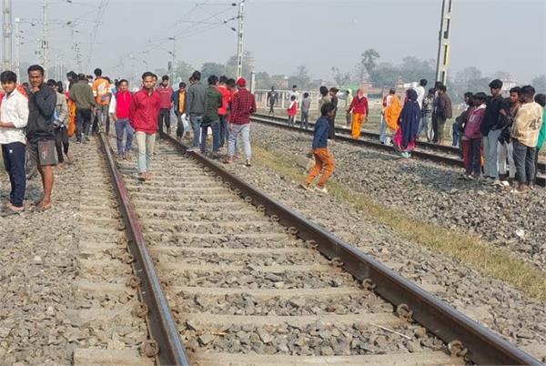 reel  train  youth  death  bihar