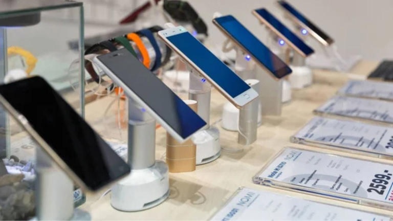 ਸਮਾਰਟਫੋਨ ਹੋਣਗੇ ਮਹਿੰਗੇ! ਕੀਮਤਾਂ ''ਚ 30 ਫੀਸਦੀ ਤੱਕ ਹੋ ਸਕਦੈ ਵਾਧਾ, ਜਾਣੋ ਕੀ ਹੈ ਕਾਰਨ