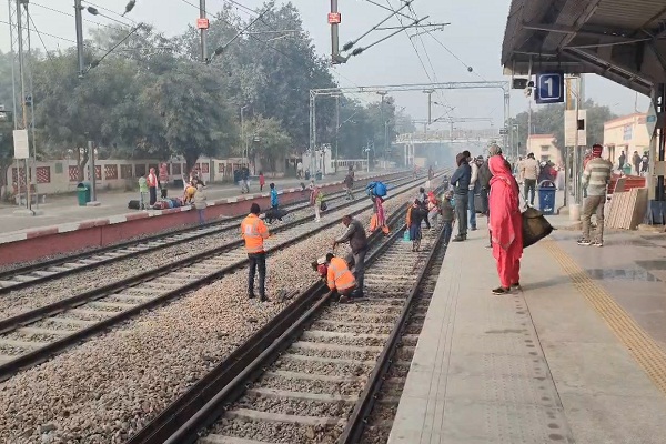 ਚੱਲਦੀ ਟਰੇਨ ''ਚ ਬੰਦੇ ਨੇ ਖਿੱਚ ਦਿੱਤੀ ਐਮਰਜੈਂਸੀ ਚੇਨ, ਅਬੋਹਰ ਰੇਲਵੇ ਸਟੇਸ਼ਨ ''ਤੇ ਫਸੇ ਹਜ਼ਾਰਾਂ ਯਾਤਰੀ