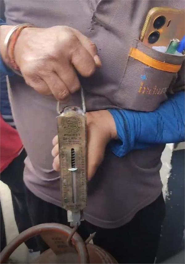 people caught workers for extracting gas from gas cylinders in jalandhar