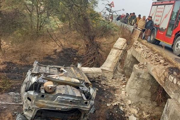 bridge  car  fire  people  death  gujarat