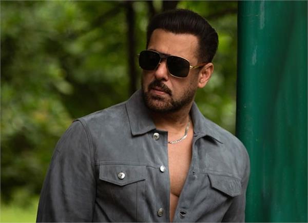salman khan to become director after becoming an actor