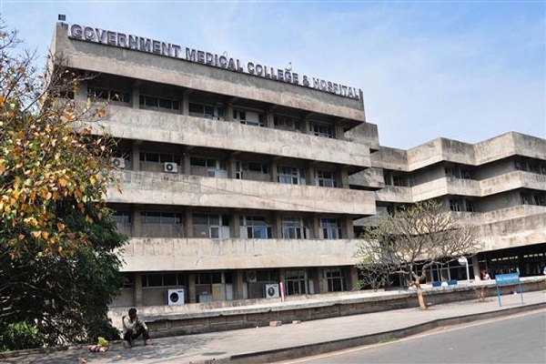 ਚੰਡੀਗੜ੍ਹ ਦੇ GMCH-32 ਹਸਪਤਾਲ ''ਚ ਡਿੱਗੀ ਫਾਲ ਸੀਲਿੰਗ, ਲੋਕਾਂ ''ਚ ਮਚੀ ਹਫੜਾ-ਦਫੜੀ