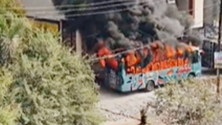 ਉੱਜੈਨ ਦੇ ਤਰਾਨਾ ''ਚ ਫਿਰ ਭੜਕੀ ਹਿੰਸਾ! ਭੀੜ ਵੱਲੋਂ ਘਰਾਂ ''ਤੇ ਪੱਥਰਬਾਜ਼ੀ; ਬੱਸ ਨੂੰ ਲਾਈ ਅੱਗ