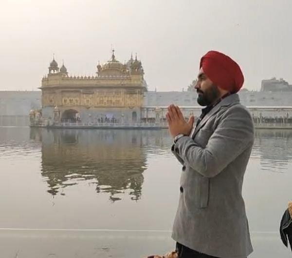 punjabi singer ravinder grewal pays obeisance at sri harmandir sahib
