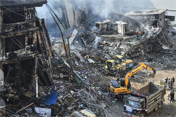 karachi shopping plaza fire death toll reaches 28  another 80 missing
