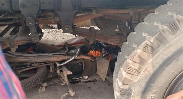 truck coming from the wrong side hits 3 motorcycles