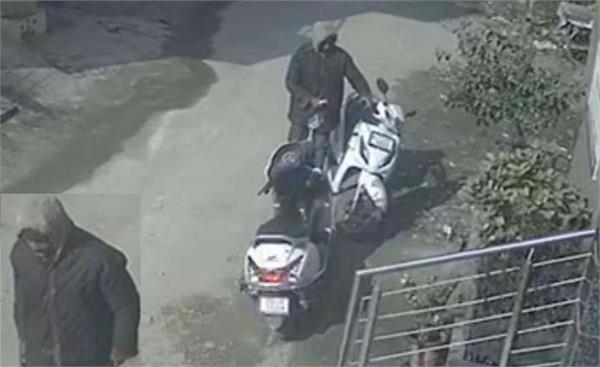 people caught a thief stealing an activa parked outside a house