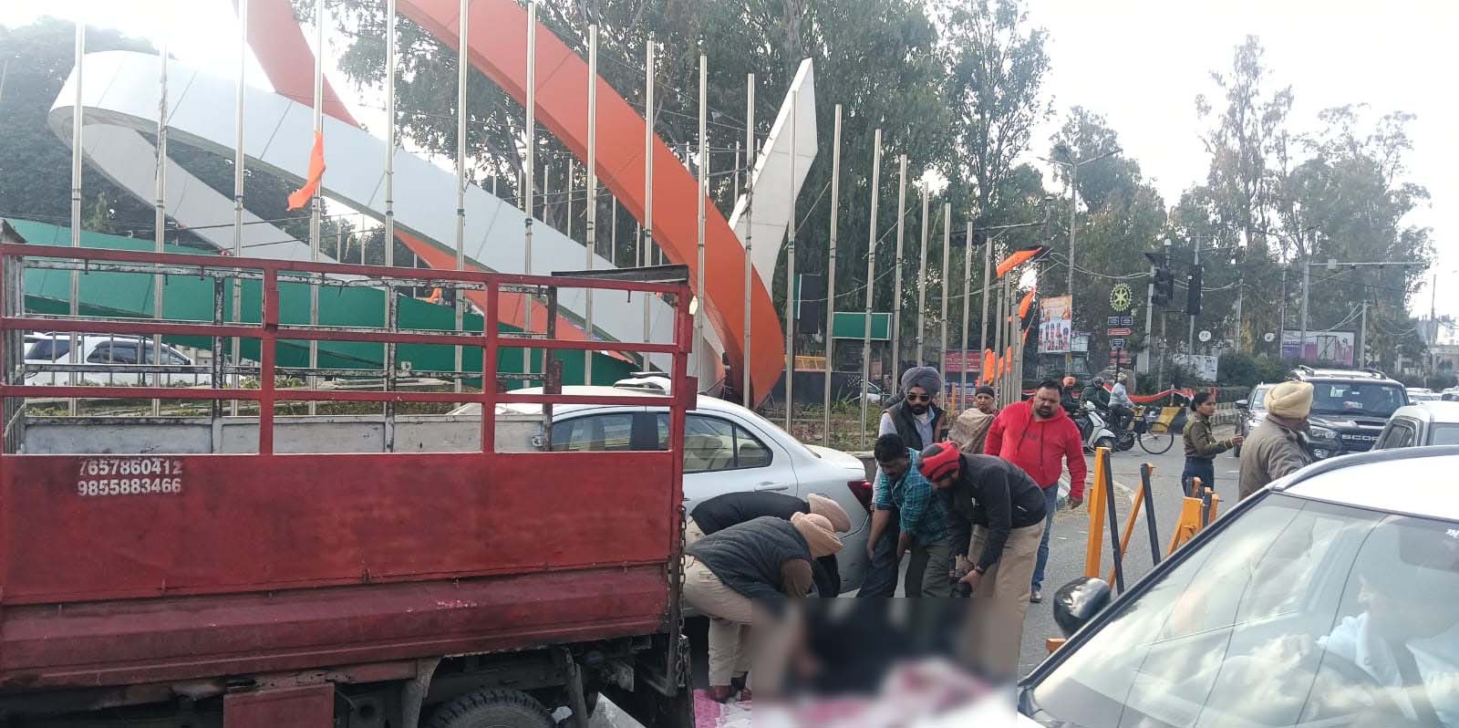 ਜਲੰਧਰ ਦੇ BSF ਚੌਕ ਨੇੜੇ ਰੂਹ ਕੰਬਾਊ ਹਾਦਸਾ! ਵਿਅਕਤੀ ਦੇ ਉੱਡੇ ਚਿੱਥੜੇ, ਸਿਰ ਉਪਰੋਂ ਲੰਘ ਗਿਆ ਬੱਸ ਦਾ ਟਾਇਰ